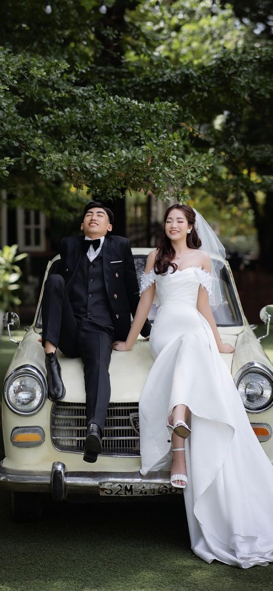 夫妇联欢 夫妇联欢 App 偏好勾选界面，两台手机并排显示各自选项，绿色对勾标记双方都接受的方案
